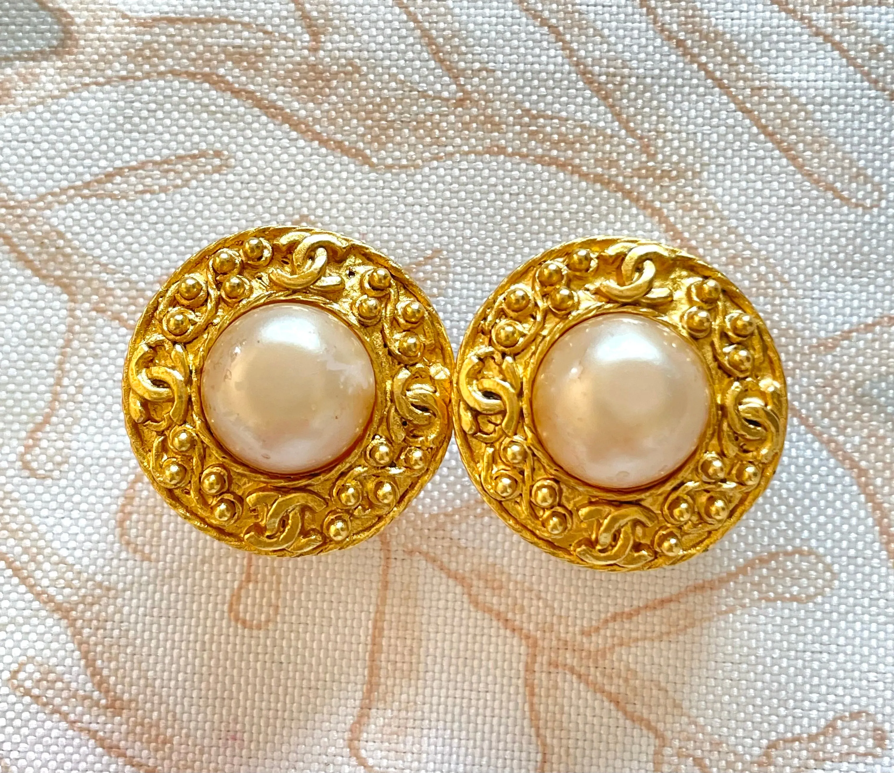 Vintage CHANEL round earrings with CC mark golden frames, faux pearl earrings. Great and rare Chanel vintage jewelry gift. 050206ac1