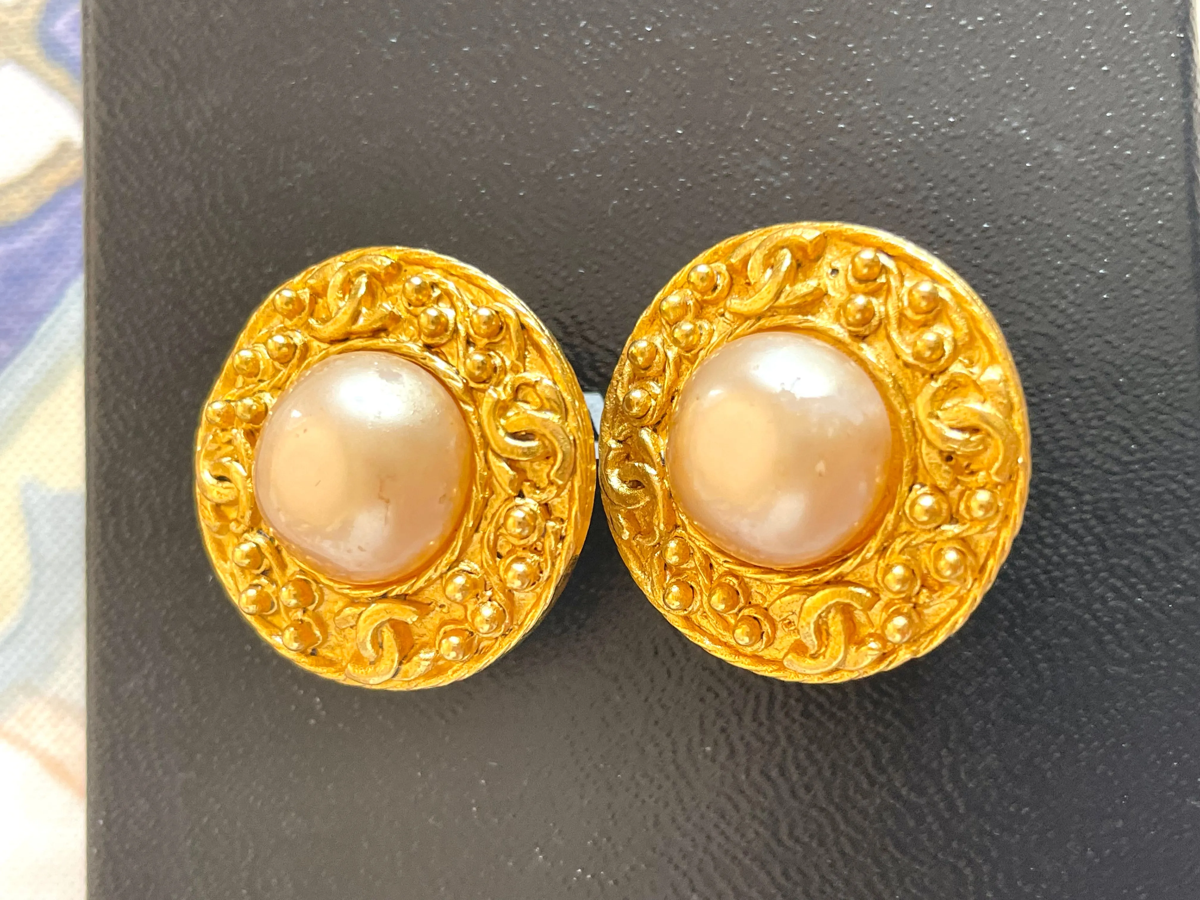 Vintage CHANEL round earrings with CC mark golden frames, faux pearl earrings. Great and rare Chanel vintage jewelry gift. 050206ac1