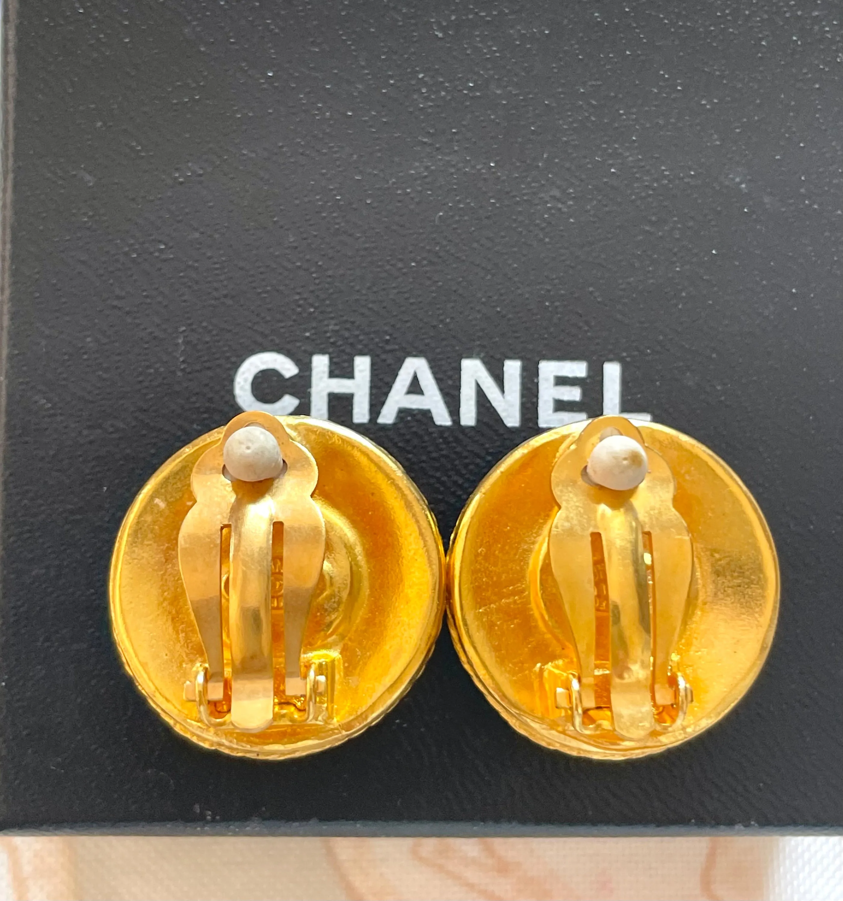 Vintage CHANEL round earrings with CC mark golden frames, faux pearl earrings. Great and rare Chanel vintage jewelry gift. 050206ac1