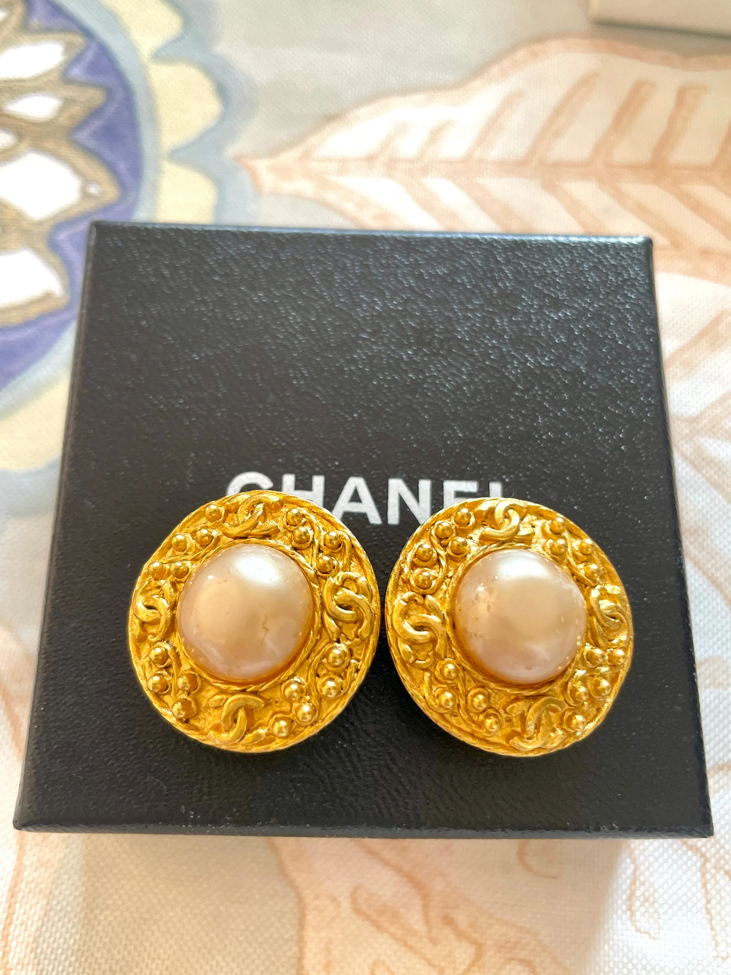 Vintage CHANEL round earrings with CC mark golden frames, faux pearl earrings. Great and rare Chanel vintage jewelry gift. 050206ac1