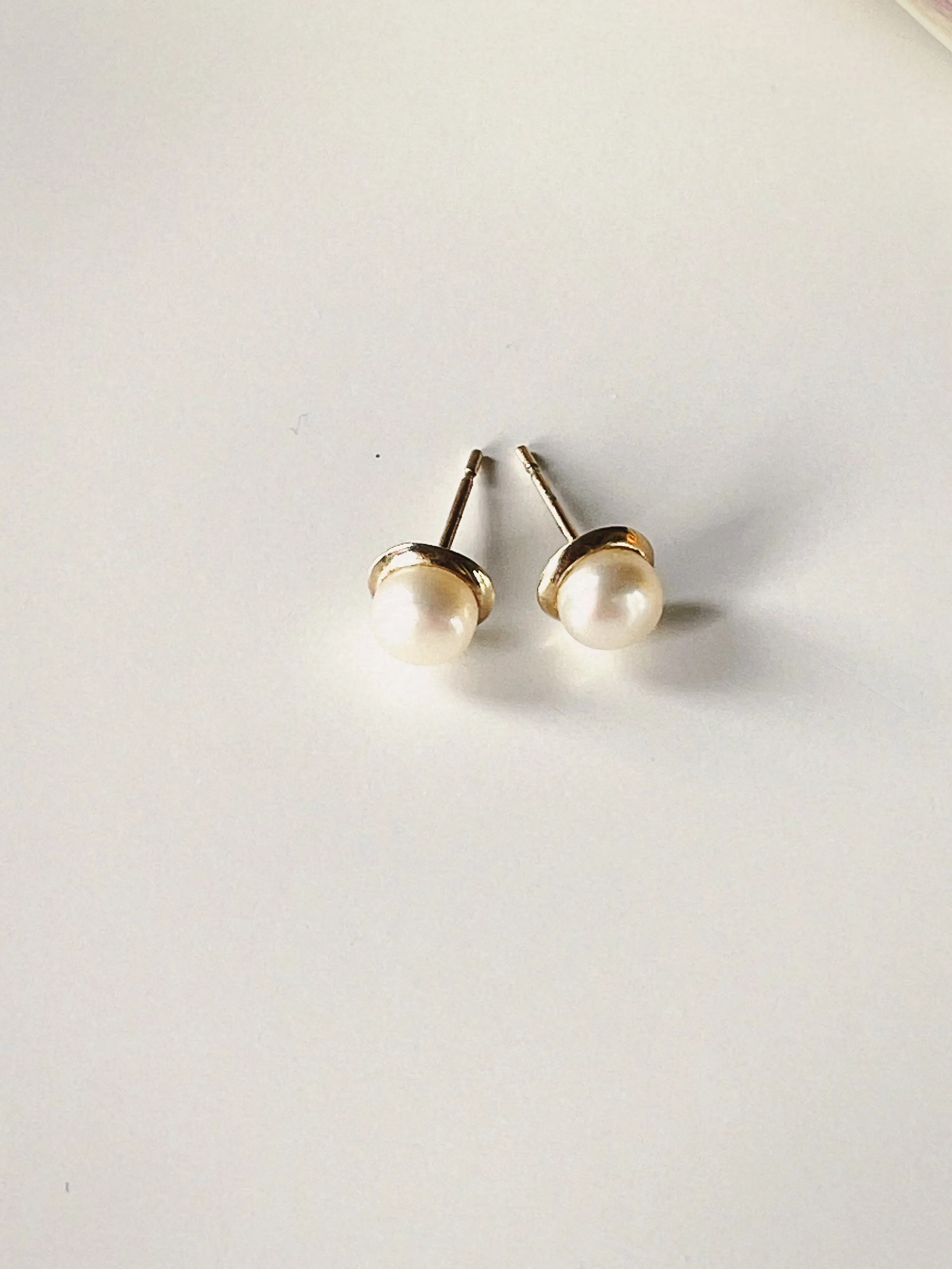 Vintage Pearl and 10k Yellow Gold stud earrings