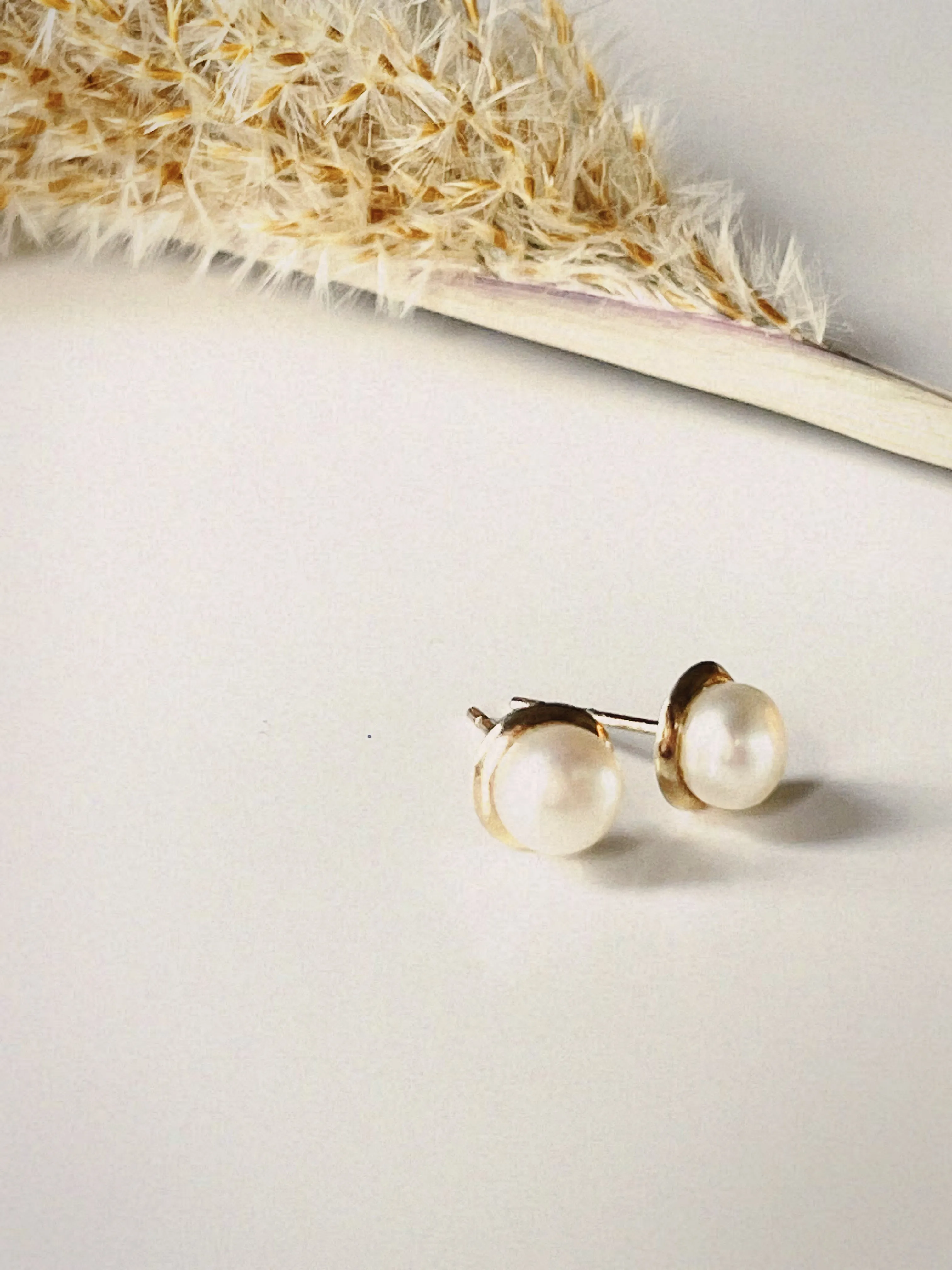 Vintage Pearl and 10k Yellow Gold stud earrings